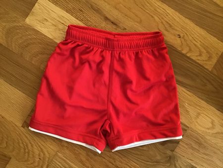 Rote Fussball/Shorts, Gr. 98/104, Top Zustand für den Sport!