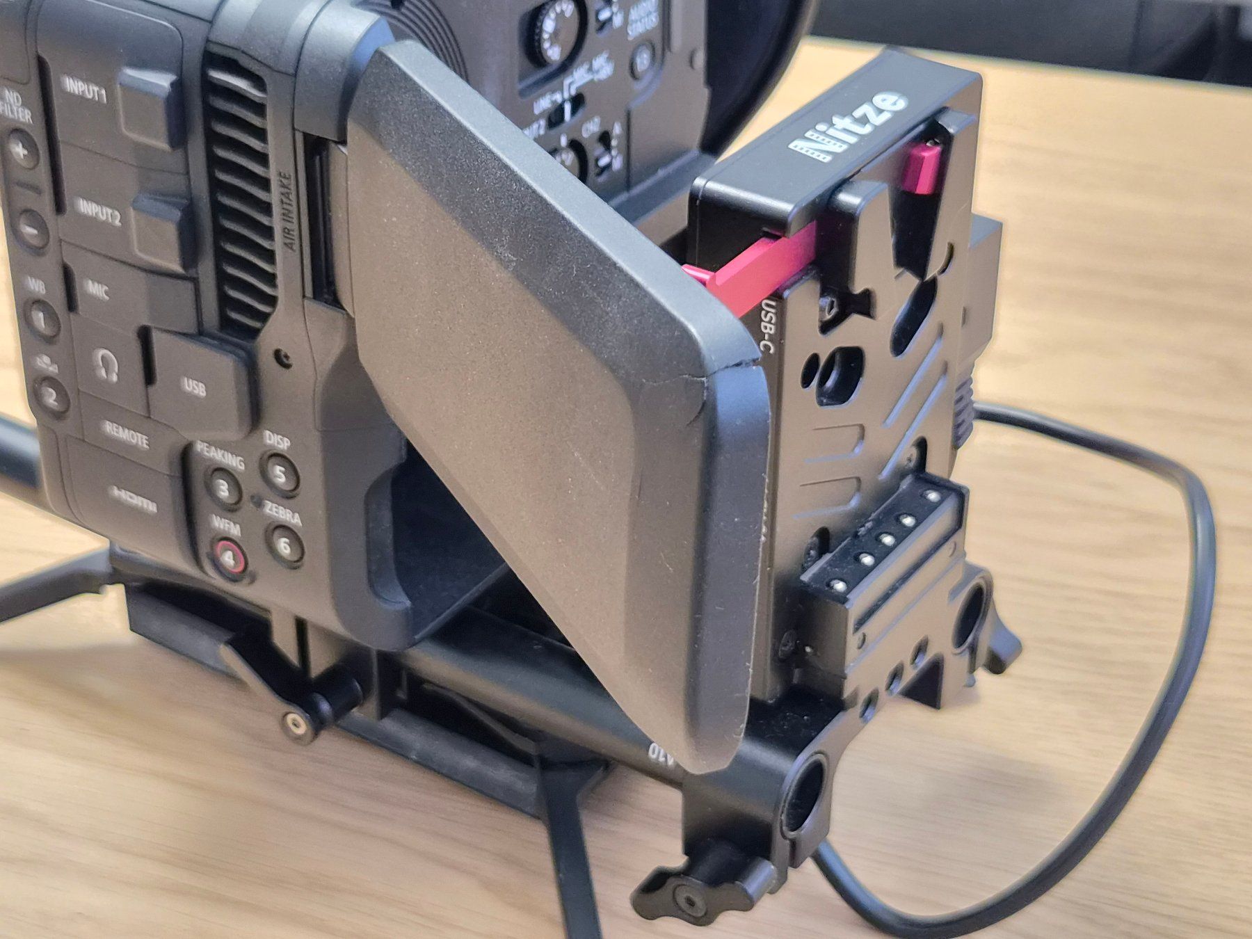 Canon Videocamere: Canon EOS C70 Cinema Kamera | mit V-Mount Rig – Usato da Wallisellen venduto da Blackstone0820 4