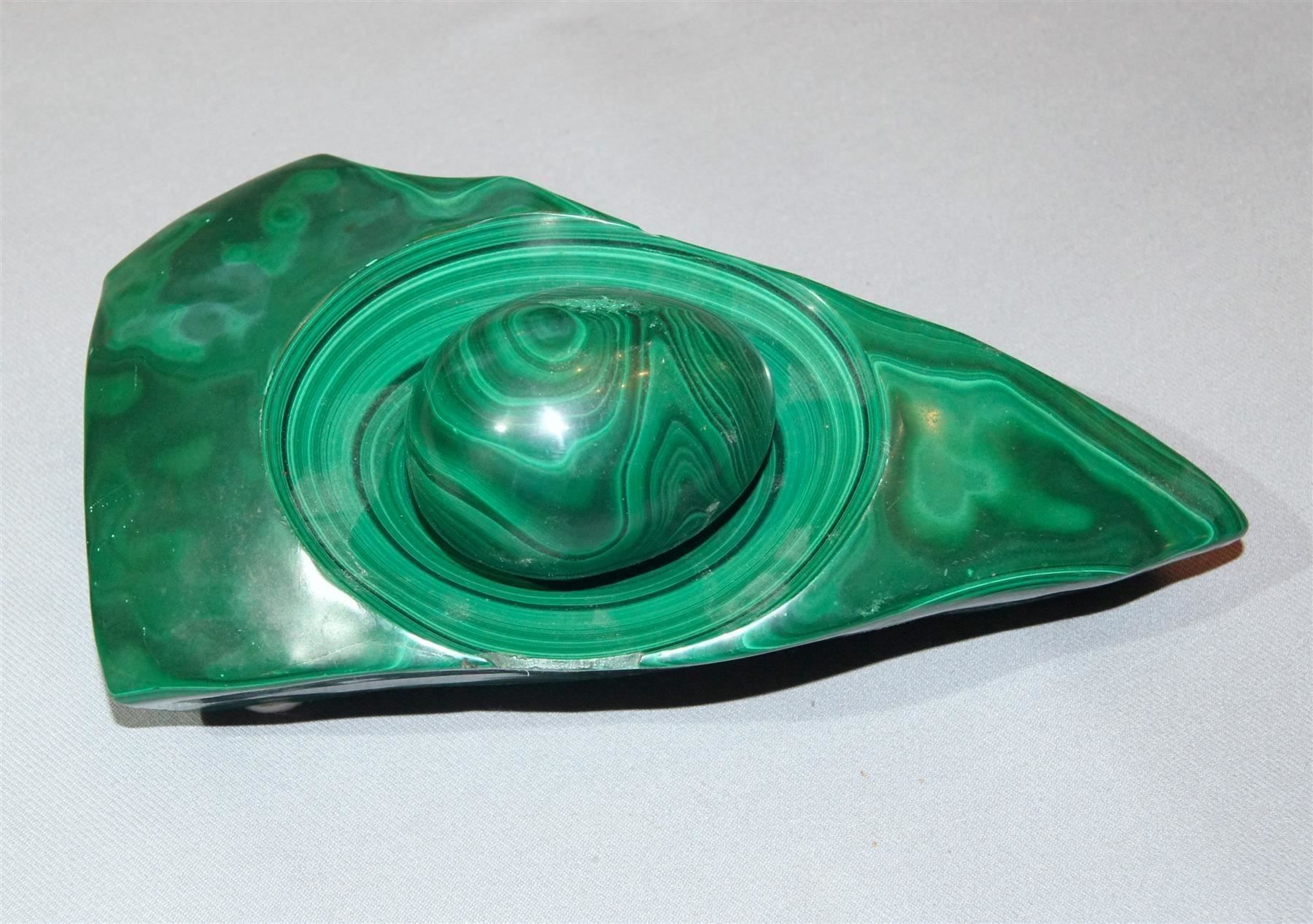 Tutte le decorazioni: Grosser Malachit-Block mit Schalenartiger Vertiefung & Ei – Usato da Geroldswil venduto da ARTEFACTO 1