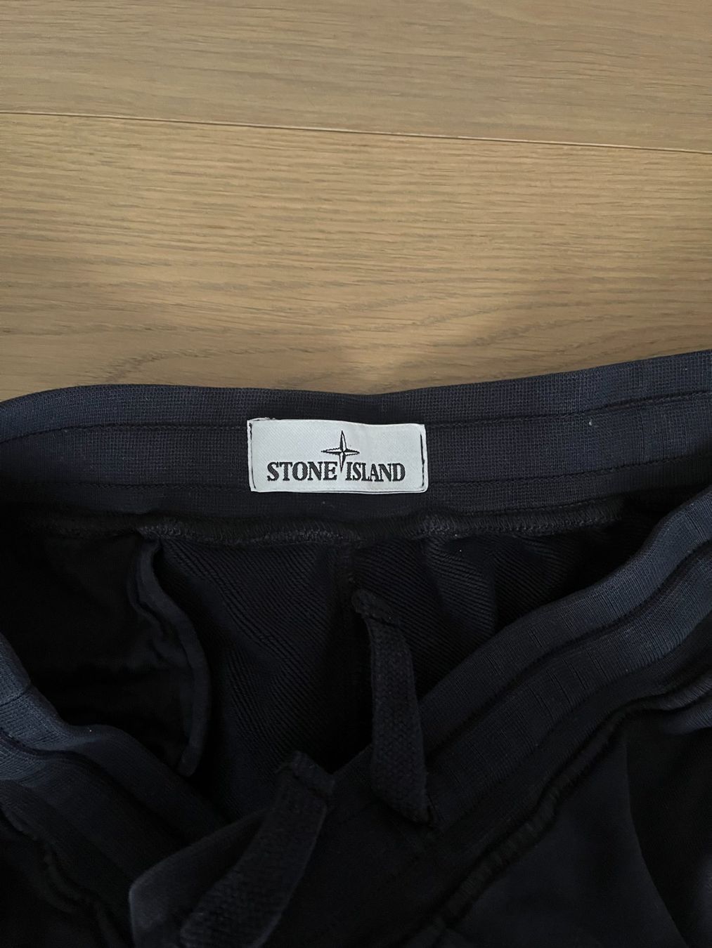 Stone Island Pantaloni: Stone Island Sweatshorts – Usato da Zürich venduto da pau_8zgk 1