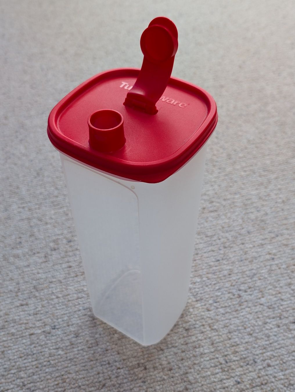 Tupperware Contenitori & Simili: Tupperware Behälter 2L mit rotem Deckel, TopZustand – Usato da Spiez venduto da Crazyduck