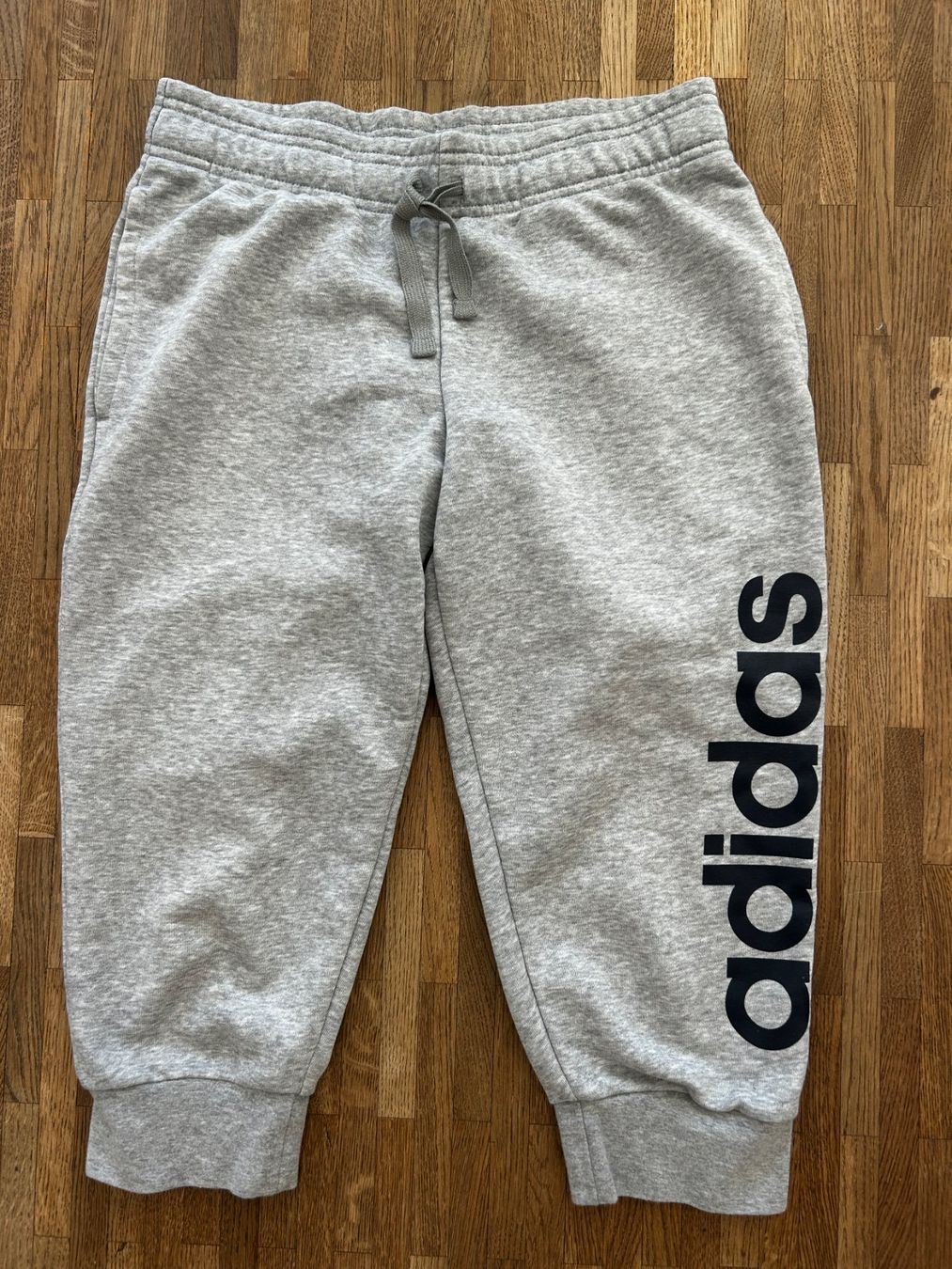 Adidas Pantaloni: Adidas Trainingshose 3/4 grau Gr. XS – Usato da Bern venduto da arwori
