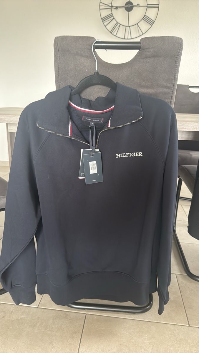 Tommy Hilfiger Maglioni & Felpe: Sweatshirt Tommy Hilfiger bleu taille M neuf – Nuovo e nell'imballaggio originale da Courrendlin venduto da jay_lkn6