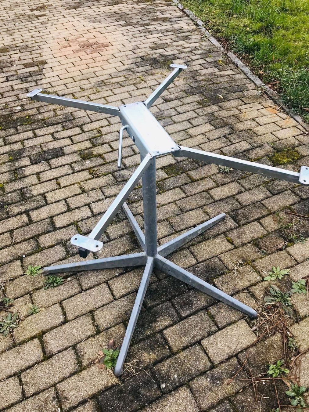 Altri mobili: 8 Metalltischfüsse – Usato da Buchs SG venduto da Handyman77