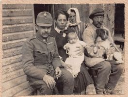 WK I: Foto eines (deutschen?) Soldaten mit Familie