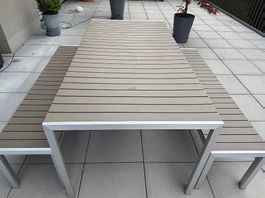 Gartentisch mit Sitzbänken