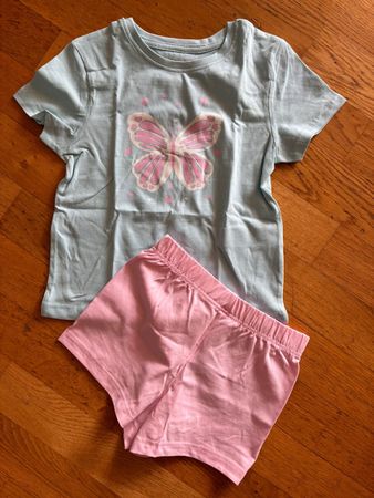 Schönes Pyjama Gr. 116, Neu