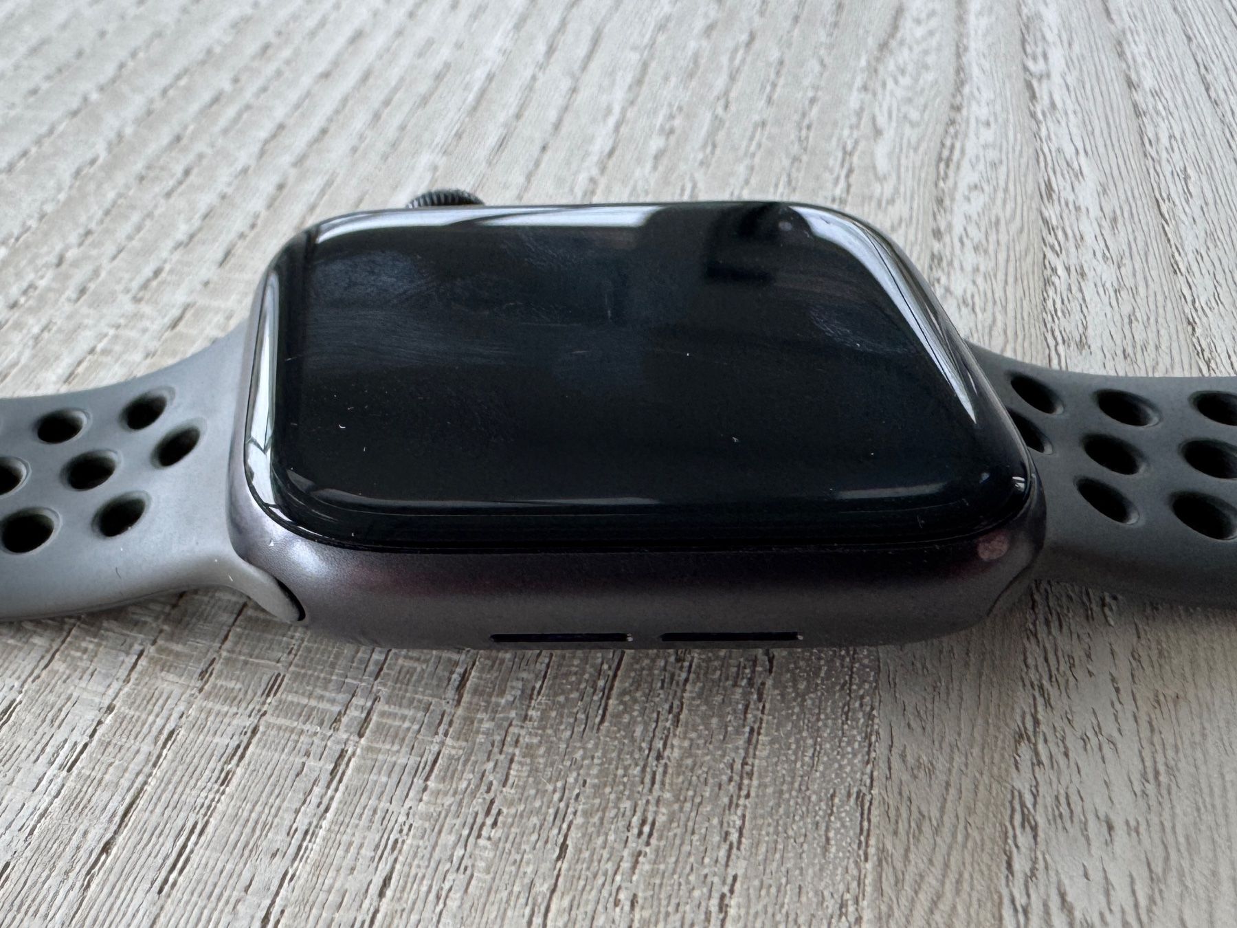 Apple Smartwatch: Apple Watch Series 6 44mm Space Grey Aluminium CEL – Usato da Oberrohrdorf venduto da Peewee15 6