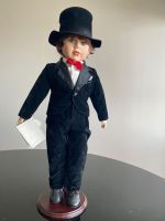 Elegante Sammlerpuppe 56 cm – edler schwarzer Anzug mit Zyli