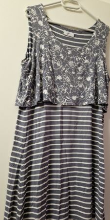 elegantes Kleid grau gestreift mit Blumenmuster Grösse 42