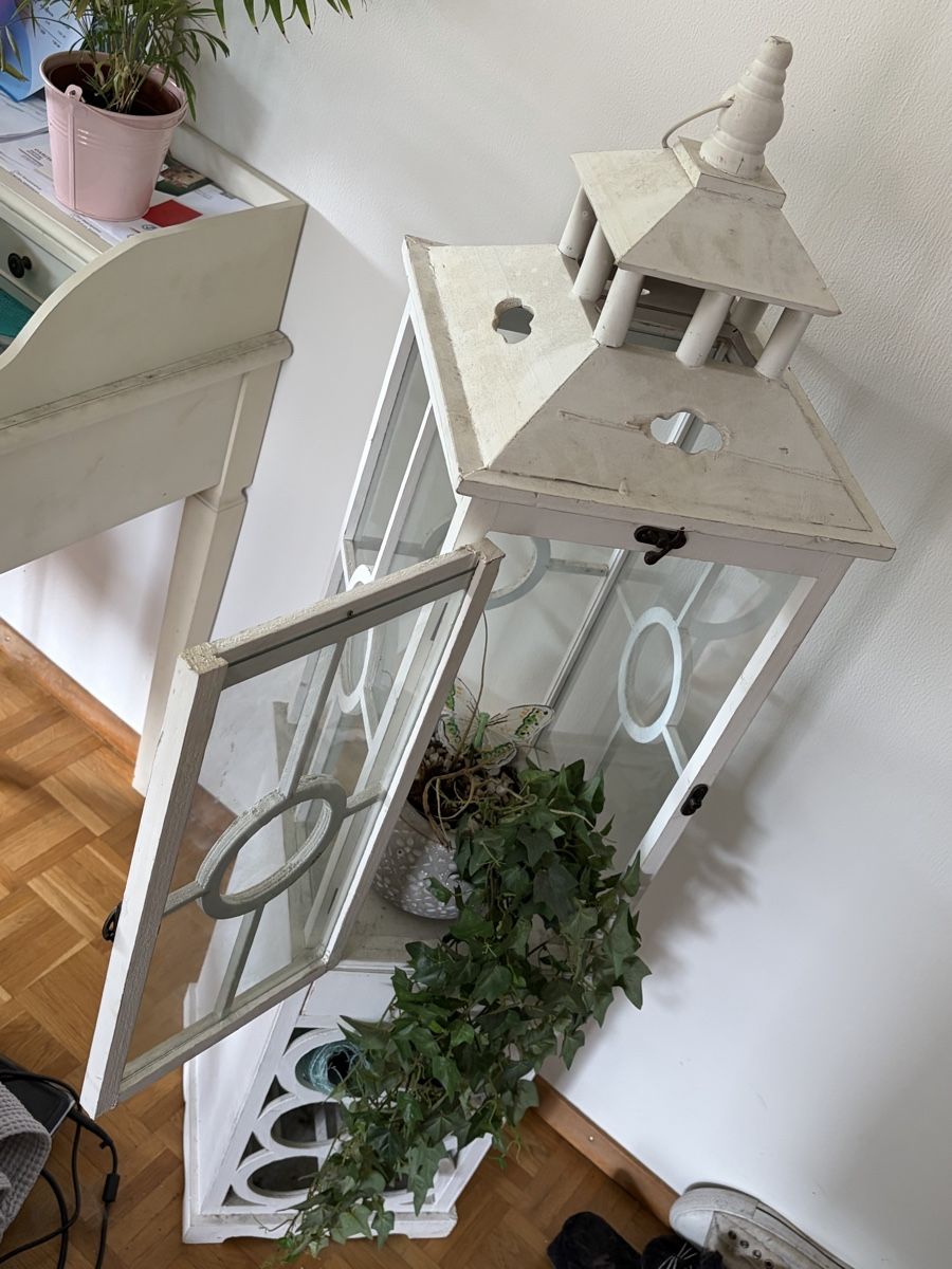 Lampade: Laternenständer weiss mit Glasfront und Weinablage – Usato da Luzern venduto da kop_297x