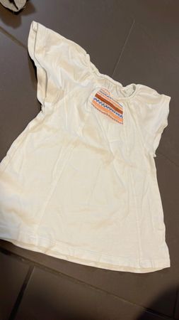 🌷T-Shirt mit Stickerei, Grösse 110🌷