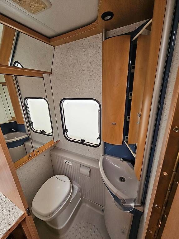 Veicoli da campeggio: A vendre Burstner 4825 Amara avec omnistor Thule – Usato da Belmont-Yverdon venduto da FloridaJeep 6