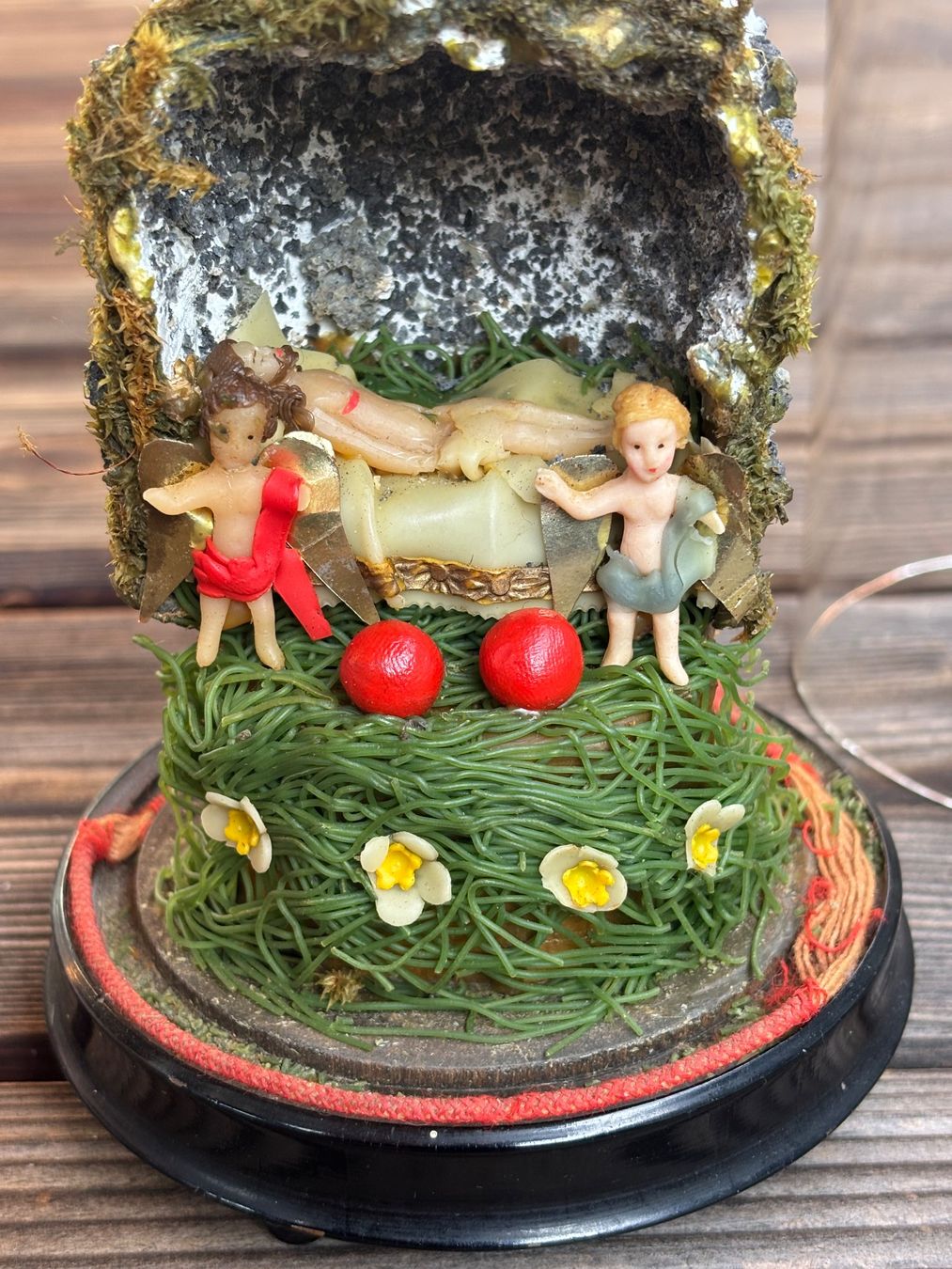 Statuette: antike Klosterarbeit mit Glassturz – Usato da Lüchingen venduto da Eeizo 2