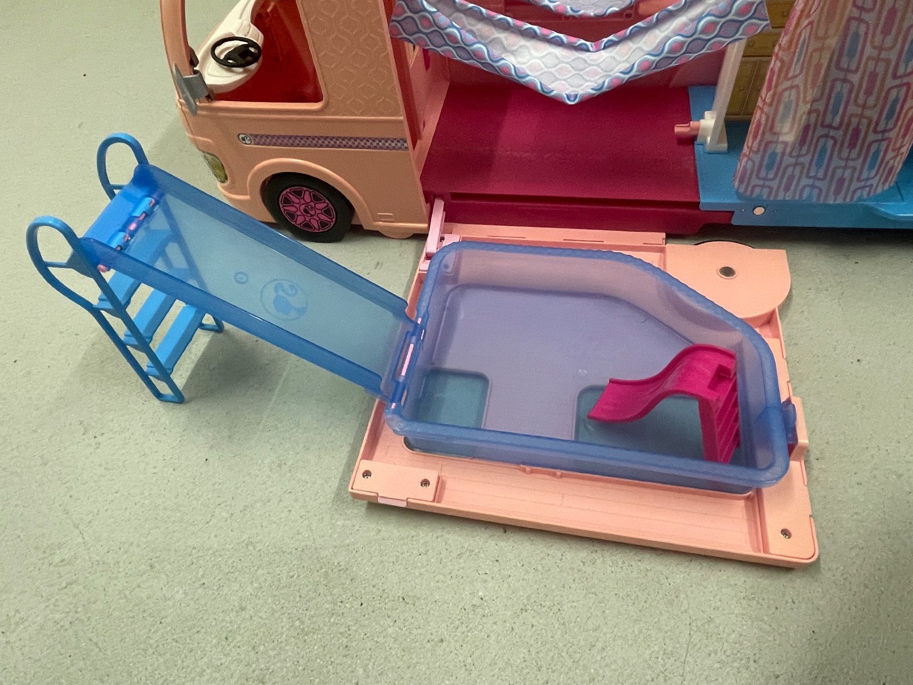 Spielzeuge: Barbiecamper mit Zubehör – Gebraucht aus Baar von Chrila3 6
