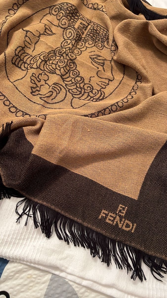 Prada Foulard & Sciarpe: ORIG.**FENDI**SCHALL***SEHR SCHÖN & PREISWERT*** – Usato da Zürich venduto da Ceca52