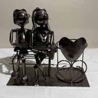Metallfigur Paar auf Bank mit Flaschen-/Blumenhalter