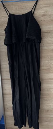 Schwarzer Jumpsuit mit Volant, Grösse XL