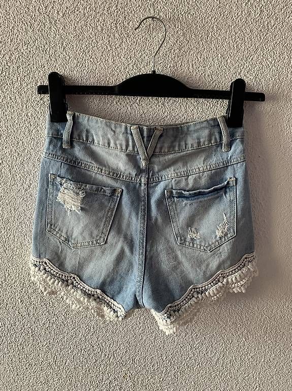 Pantalons: Hot Pants mit weisser Spitze – D'occasion à Wahlen b. Laufen par Jeanine_T 1