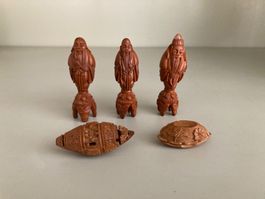 5  chinesische Mini Holz-Schnitzereien. 3,5-5.5 cm  Länge