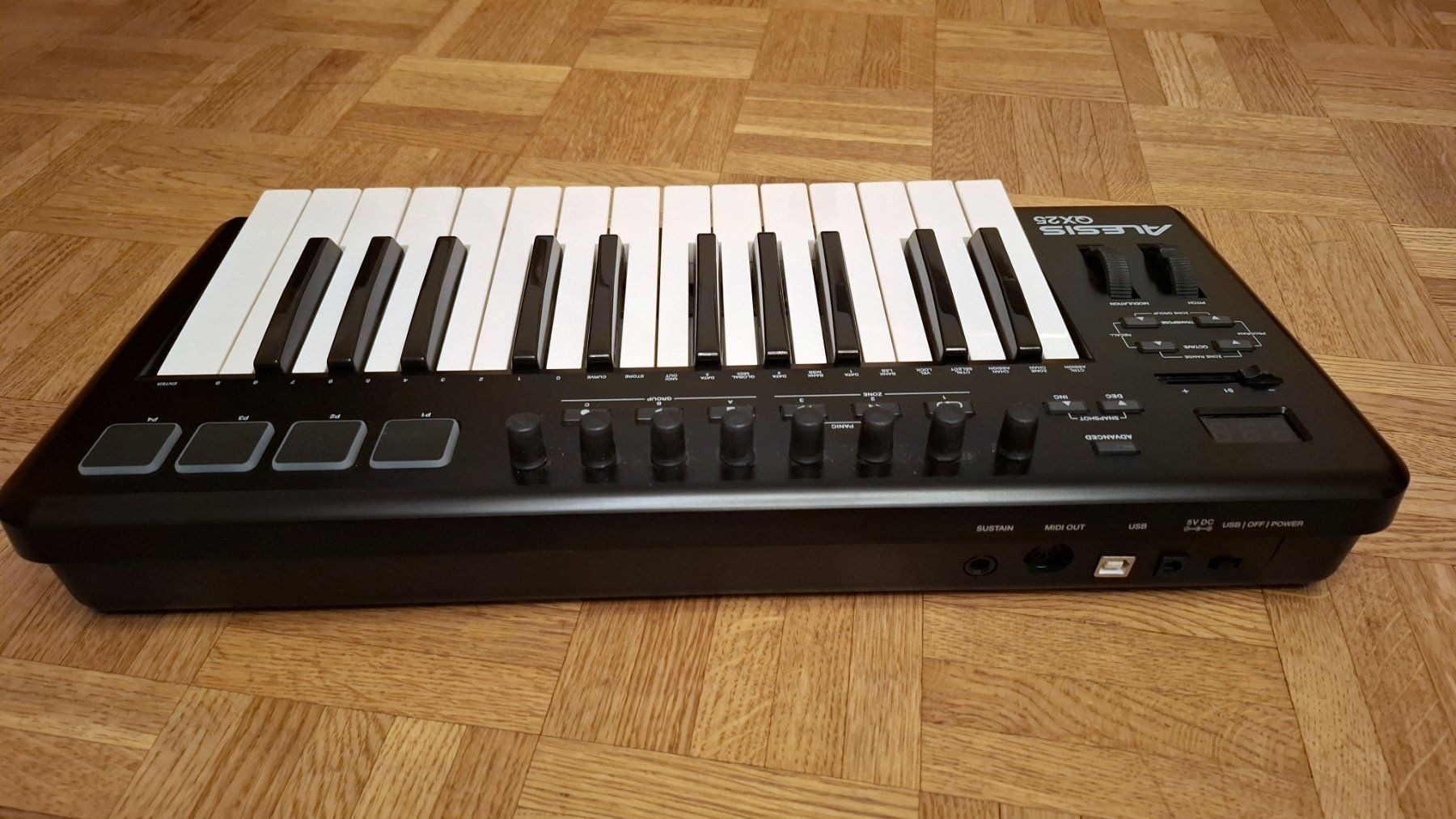 Alesis Musikinstrumente: Alesis QX25 - 25-Key Advanced MIDI Keyboard Controller – Gebraucht aus Allschwil von Geldgeber 1