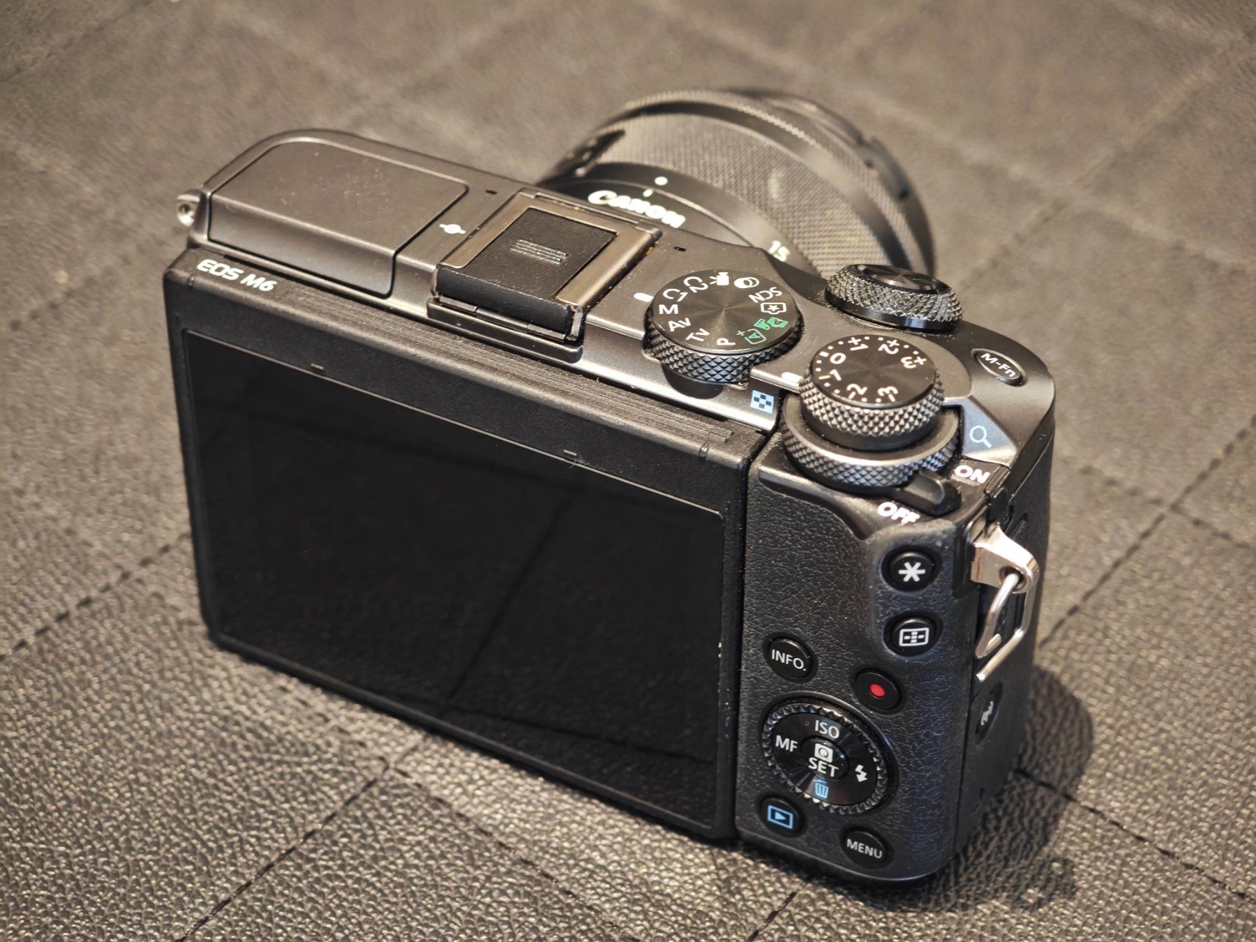 Canon Kamera: Canon EOS M6 15-45mm Kit mit EOS EF Adapter - neuwertig – Gebraucht aus Freienbach von Xyzchristianxyz 4