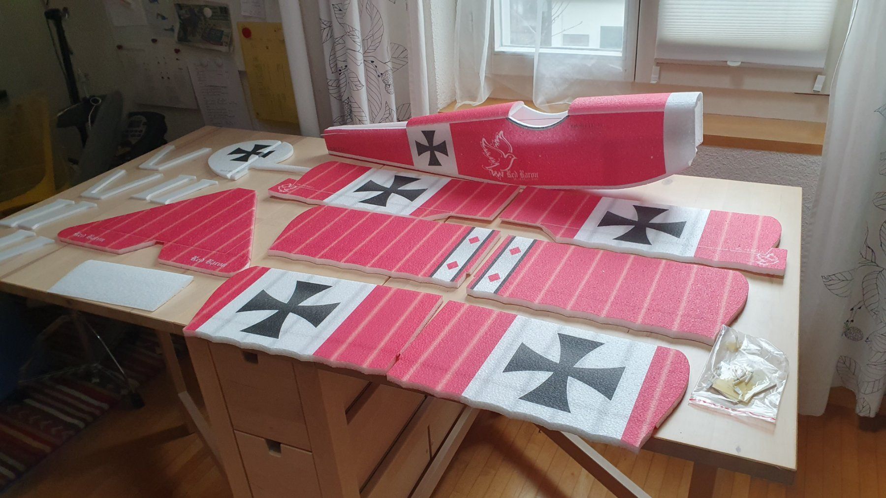 Kits de montage: Fokker Dr.1 aus EPP – Défectueux à Brüttisellen par Kluba