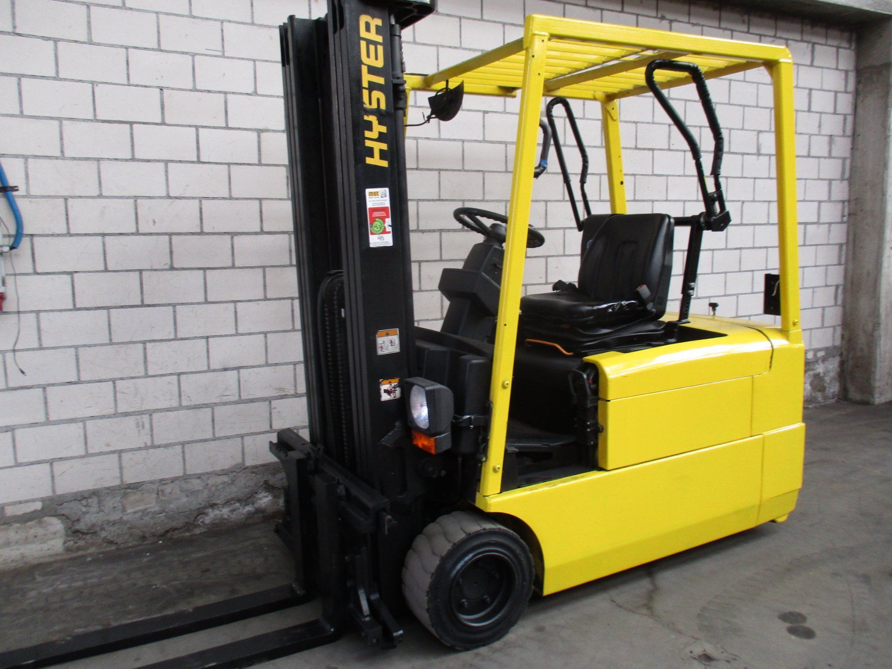 Gabelstapler & Hubwagen: STAPLER  HYSTER J2.00XMT  ELEKTRO  mit STRASSENZULLASSUNG – Gebraucht aus Seon von zomahandel