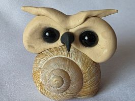 Eule Figur ist auf dem Schneckenhüsli Handgemacht sie Foto