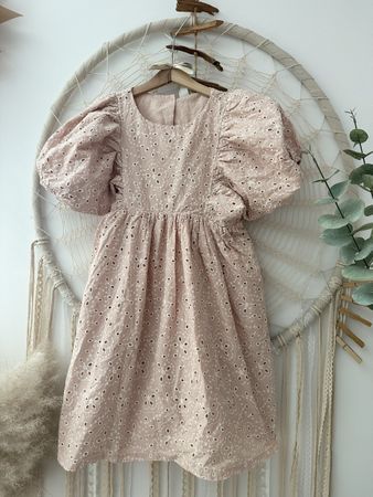Kleid Mädchen Lochstickerei Gr. 140 *NEU