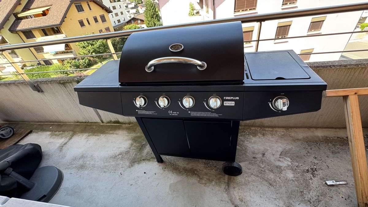 Grills: Gasgrill mit Seitenkocher – Gebraucht aus Galgenen von PhilM.