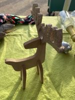 Renne de Noël en bois avec des paillettes dorées