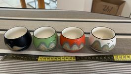 Quatre tasses peintes à la main.