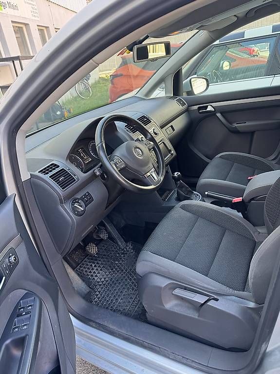 Automobili: VW TOURAN 7 PLATZ ab MFK  – Usato da Chur venduto da Cardinal1 2