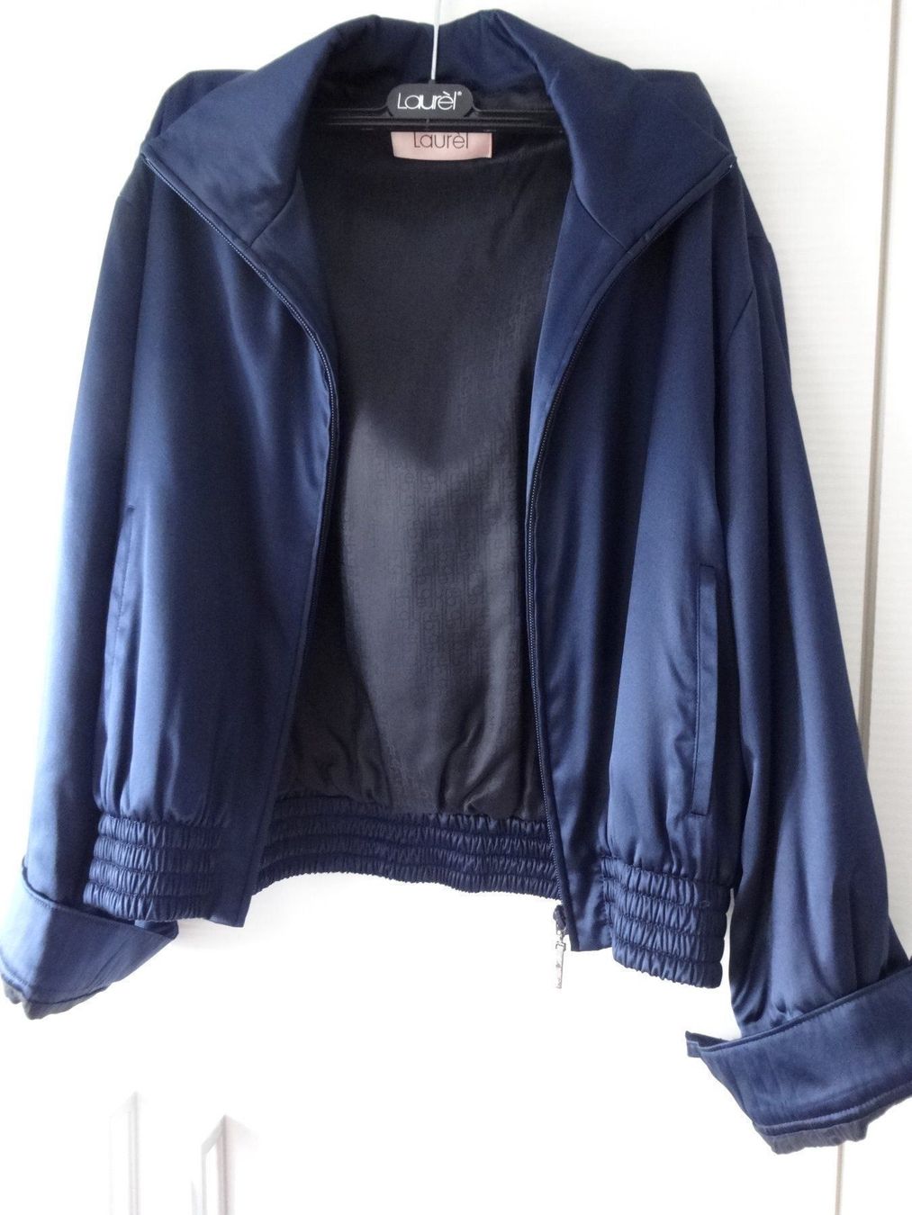 Escada Giacche: BLUE SATIN BOMBER JACKET LAUREL ESCADA Royalblue – Usato da Oberwil b. Zug venduto da JICKY-1889