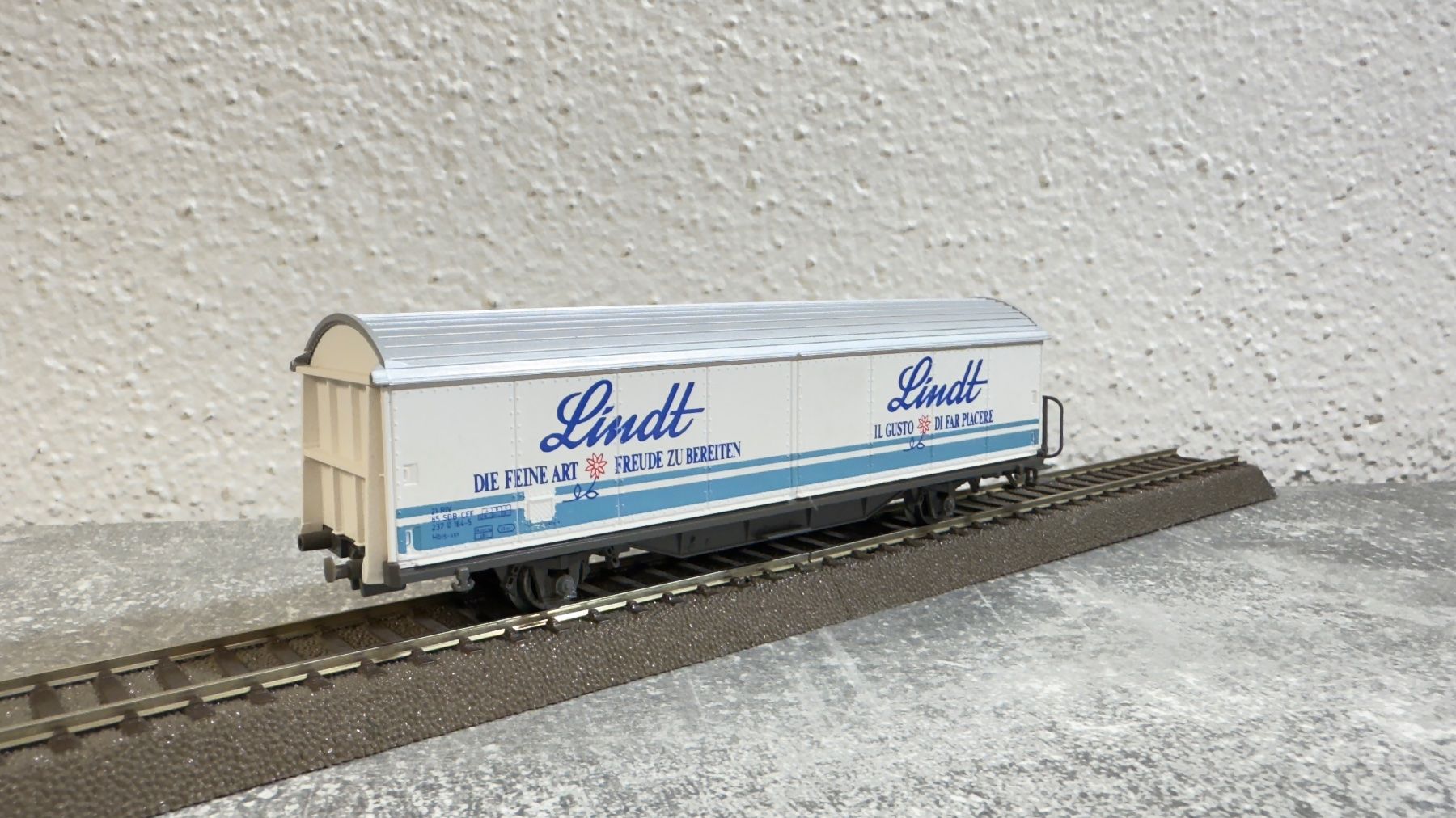 Roco Modelleisenbahnen: Roco Güterwagen - Lindt H0 / AC – Gebraucht aus Windlach von Kelebra 3
