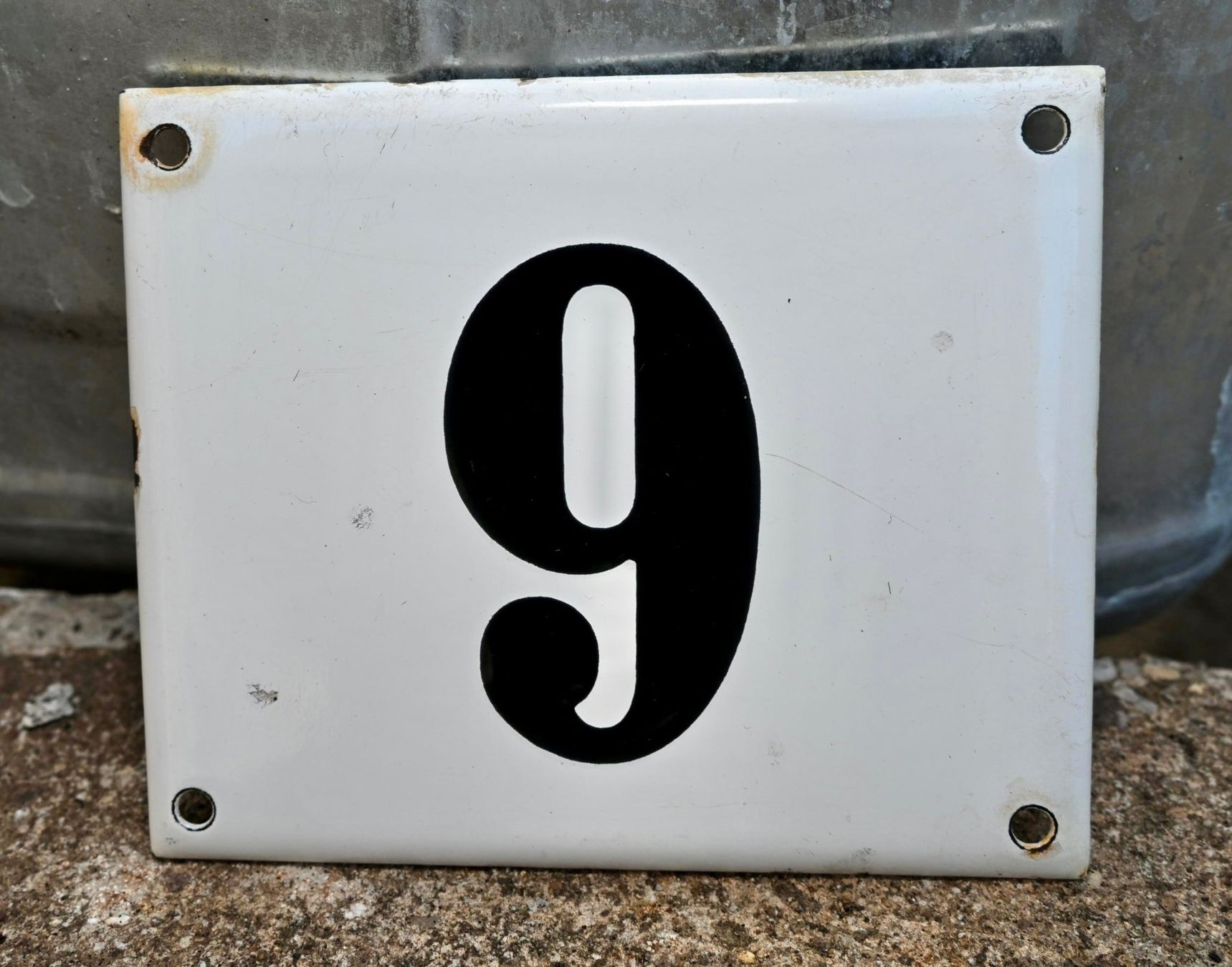 Insegne: altes Emailschild Hausnummer 6 ODER 9 emaille 11.7 x 9.8cm – Usato da Pfaffhausen venduto da mono_rec 1