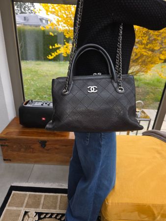 Sac Chanel en cuir noir en excellent état
