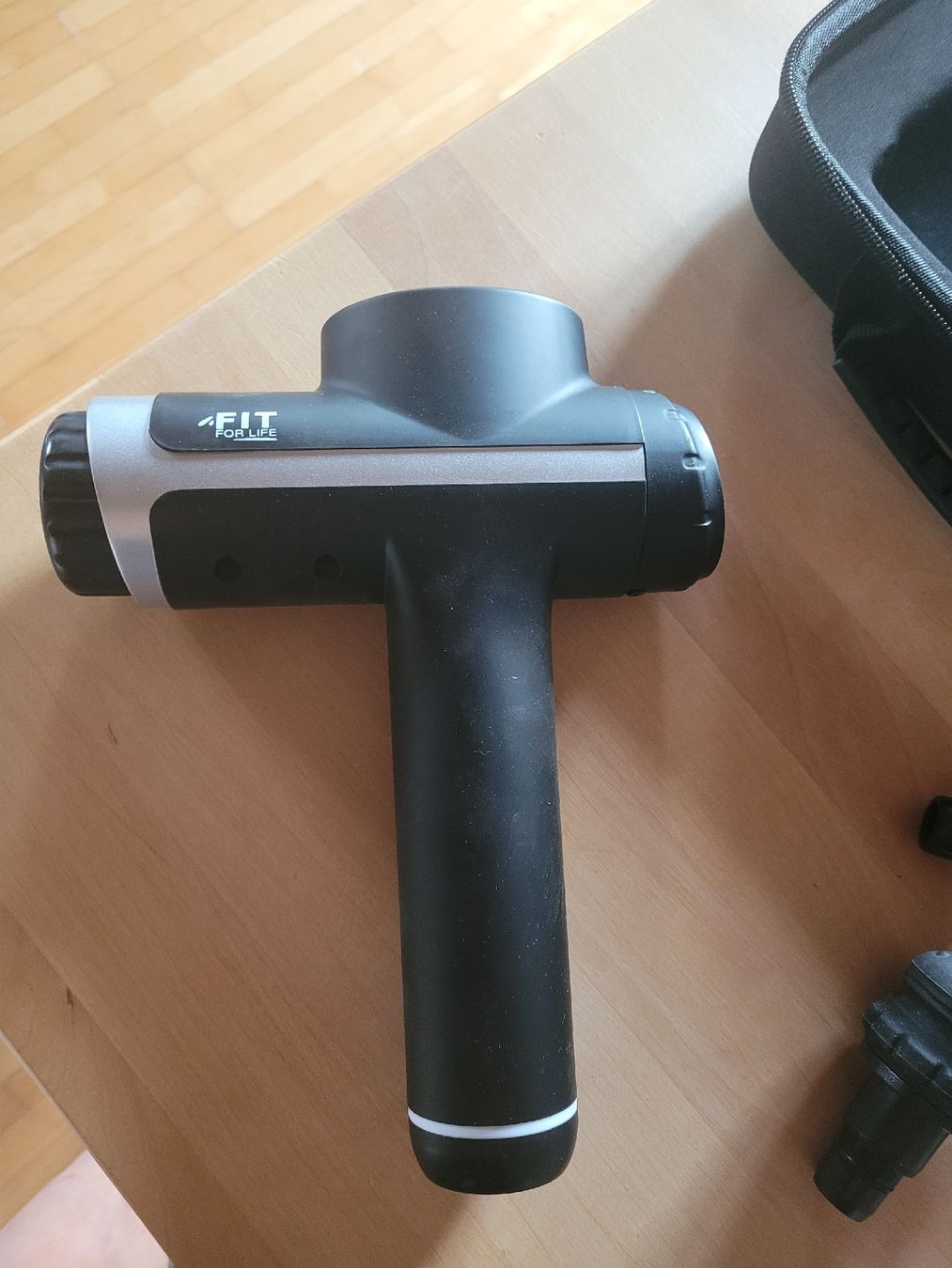 Dispositivi per massaggi: Massagegerät mit diversen Aufsätzen – Usato da Hettiswil b. Hindelbank venduto da Mludi