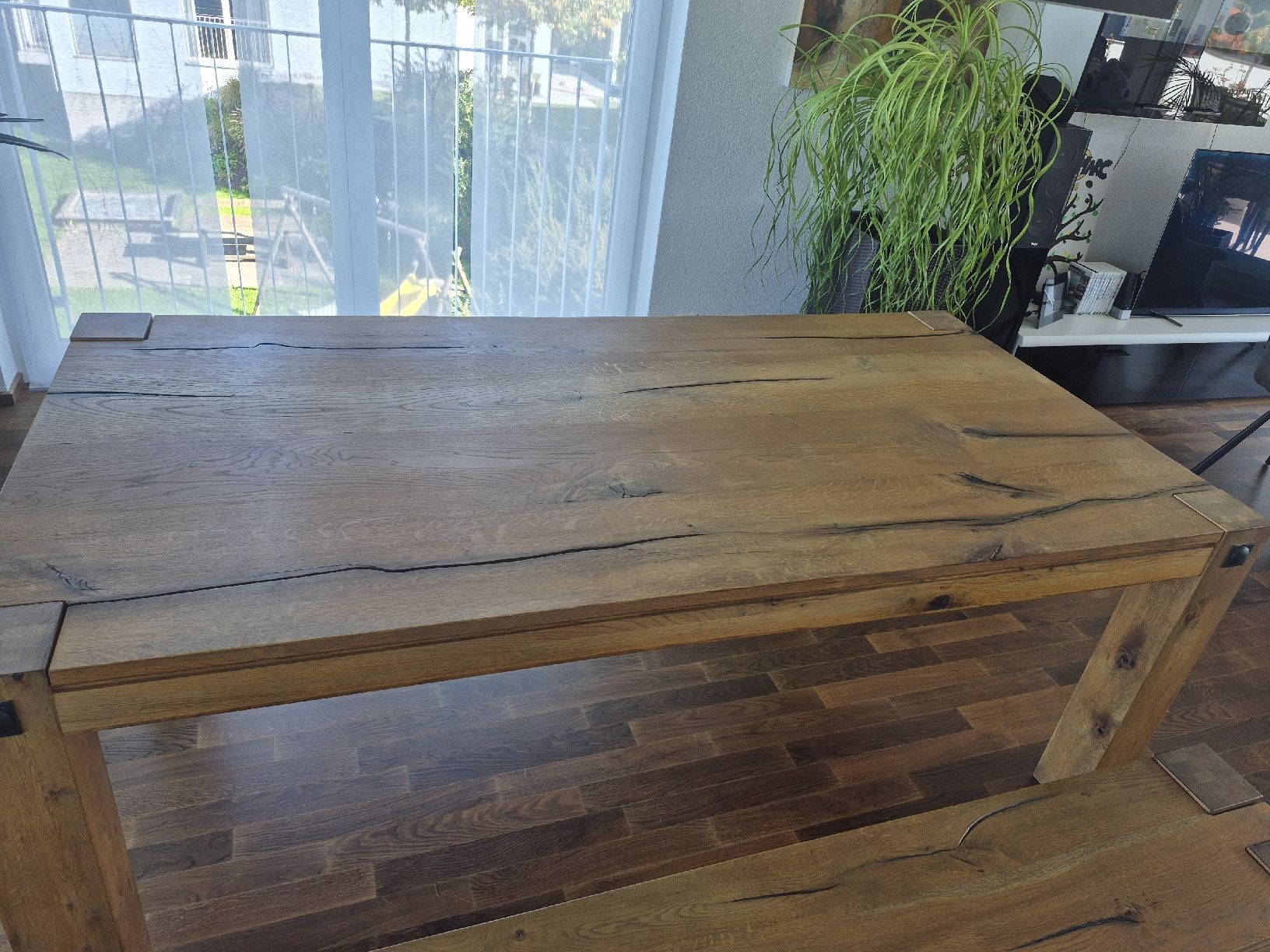 Set de table et chaises: Esstisch mit Bank Eiche massiv rustikal 200x100x77  – D'occasion à Bichwil par Picard 4