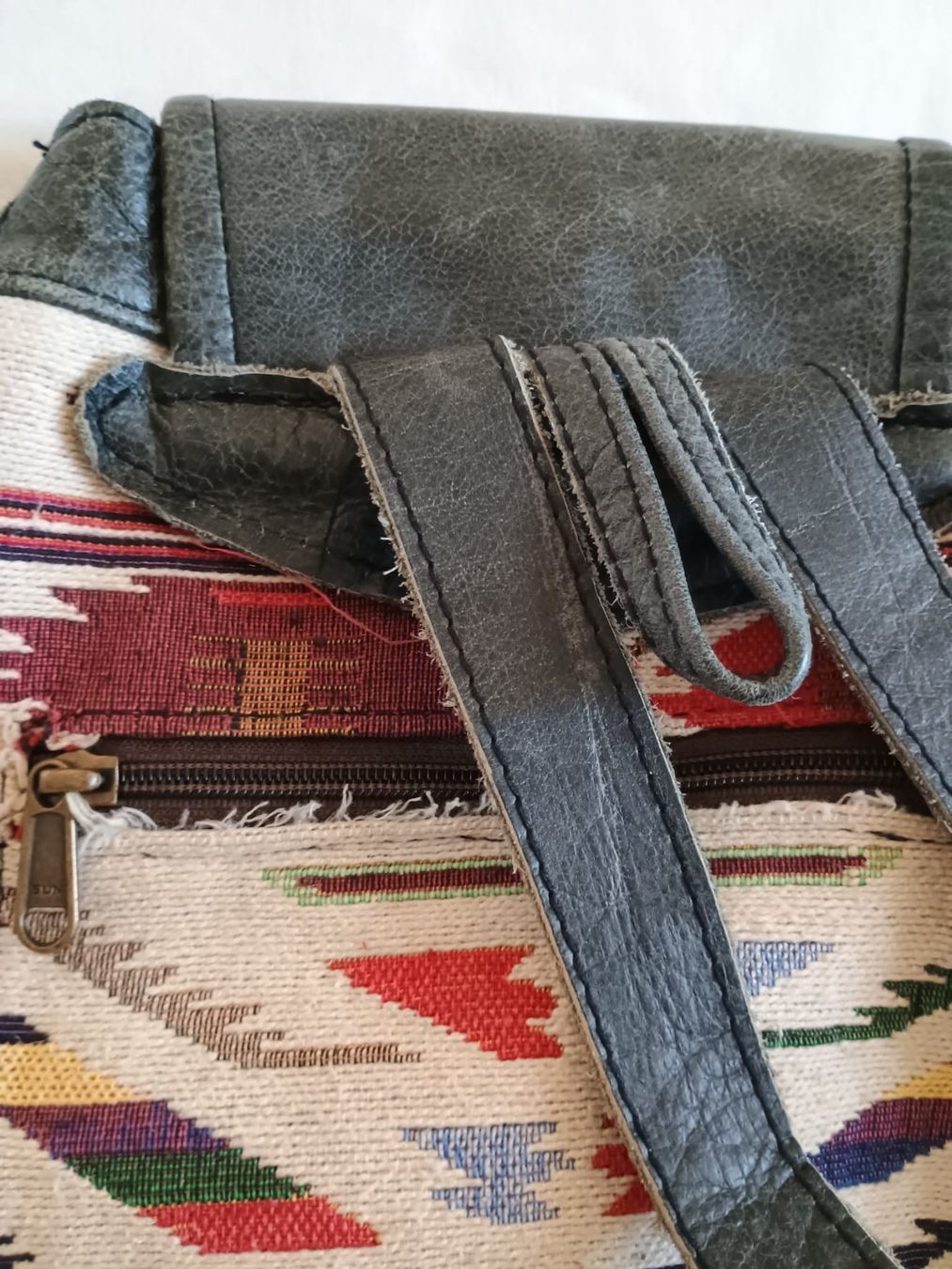 Zaini: Lederrucksack mit Stickoptik – Usato da Zürich venduto da Averandomage 3