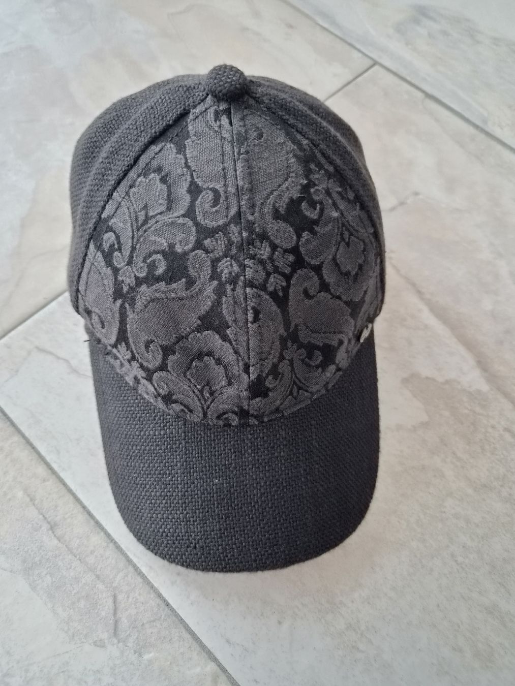 Esprit Chapeaux, bonnets & casquettes: Kappe Esprit, schwarz, bestickt  – D'occasion à Niederrohrdorf par Miripfiri 4