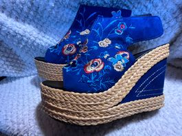 Königsblaue Wedges mit wunderschönen Stickereien