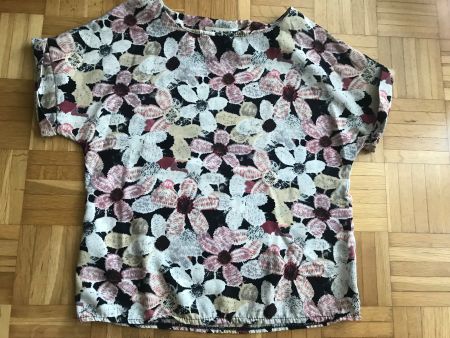 Bluse / Top mit Blumenmuster ca Grösse M - Porto 1.40