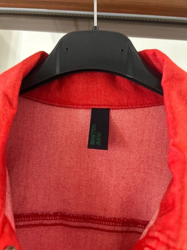 Benetton Giacche: Rote Benetton Jeansjacke Grösse M – Usato da Coldrerio venduto da Theres2004 3
