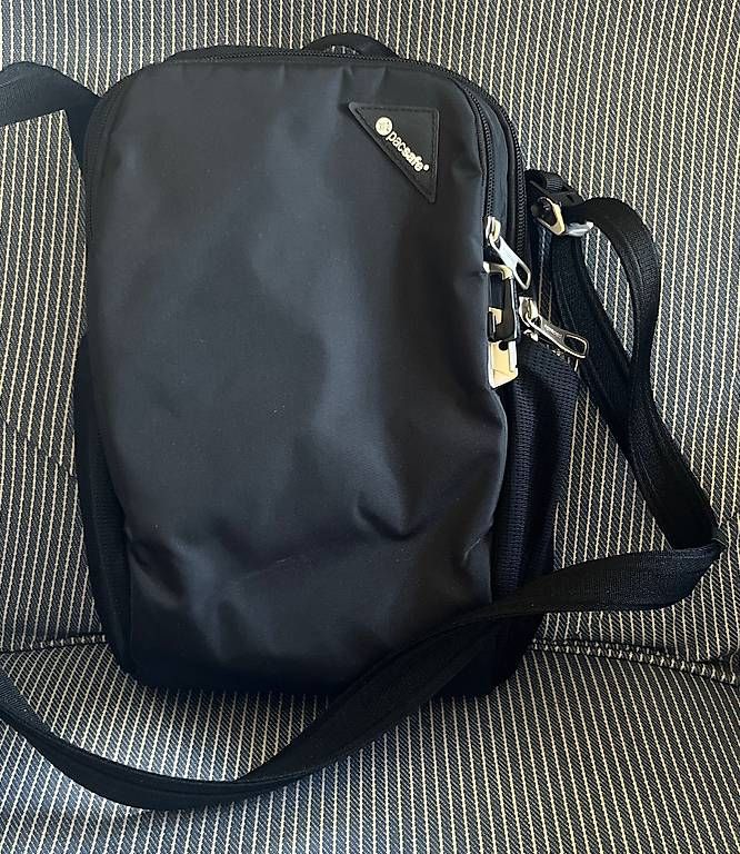 Pacsafe Sacs: Umhängetasche Pacsafe Schwarz – D'occasion à Urdorf par Resumasa