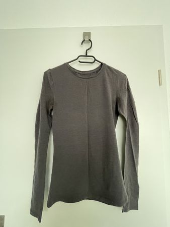 Dunkelgrauer Pullover
