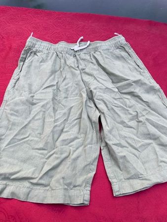 Junge Shorts Olivgrün (Foto schlechte Qualität) NEU 158