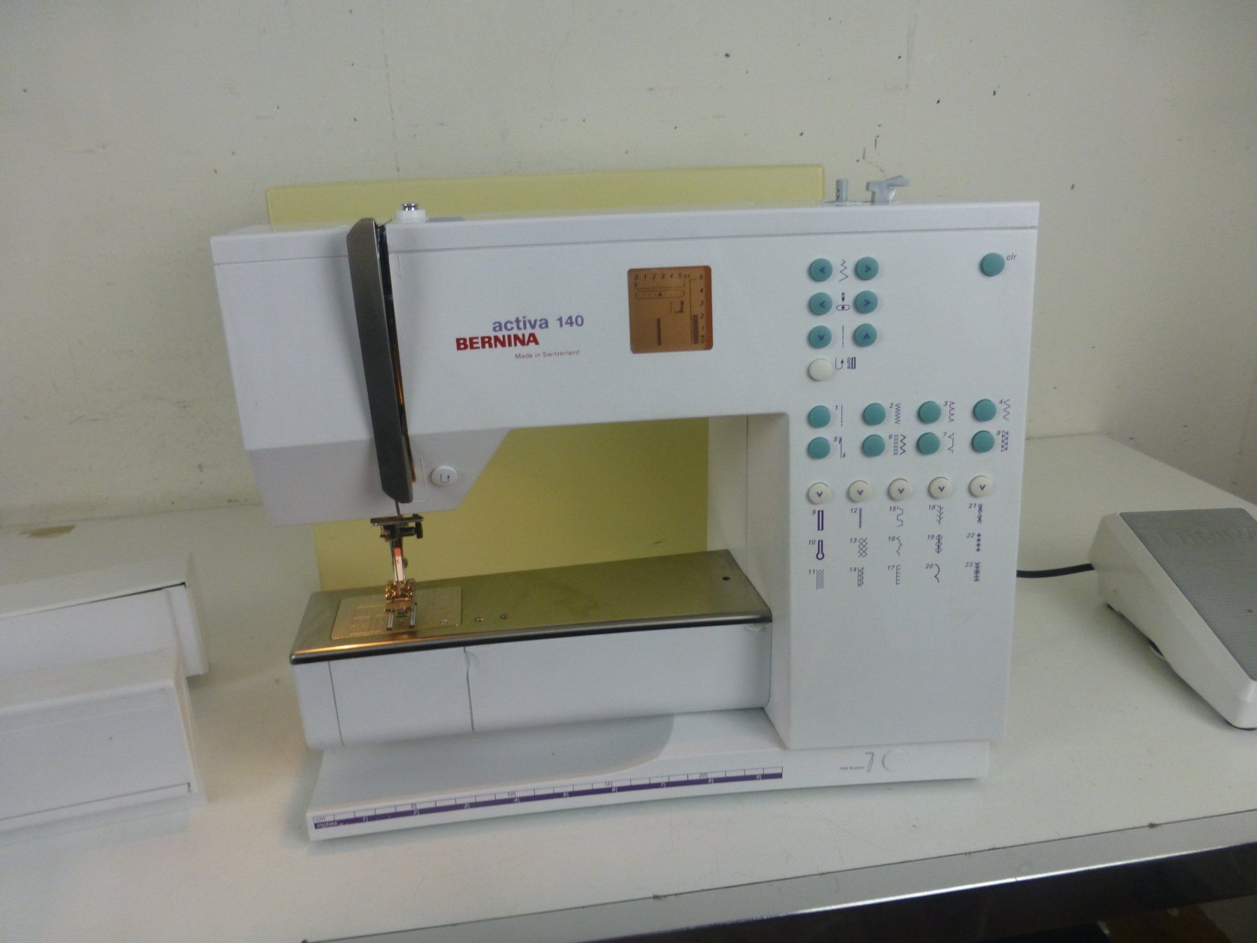 Bernina Macchine da cucire: BERNINA Activa 140 mit Original Koffer – Usato da Fahrweid venduto da ekv 2