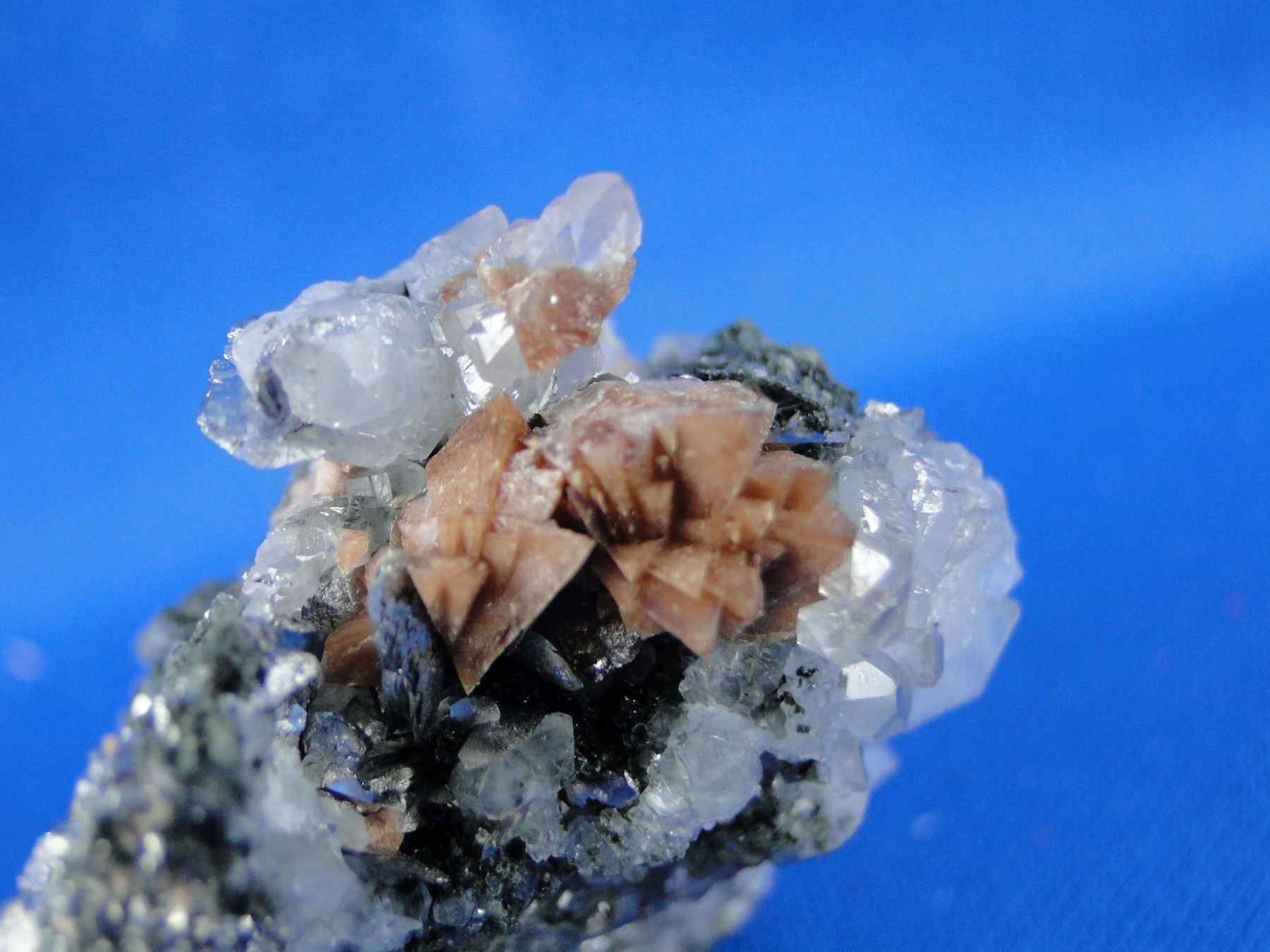 Minerali & Pietre curative: Genhelvite mit Quarz und Lollingit – Usato da Schinznach Bad venduto da Demerald 1